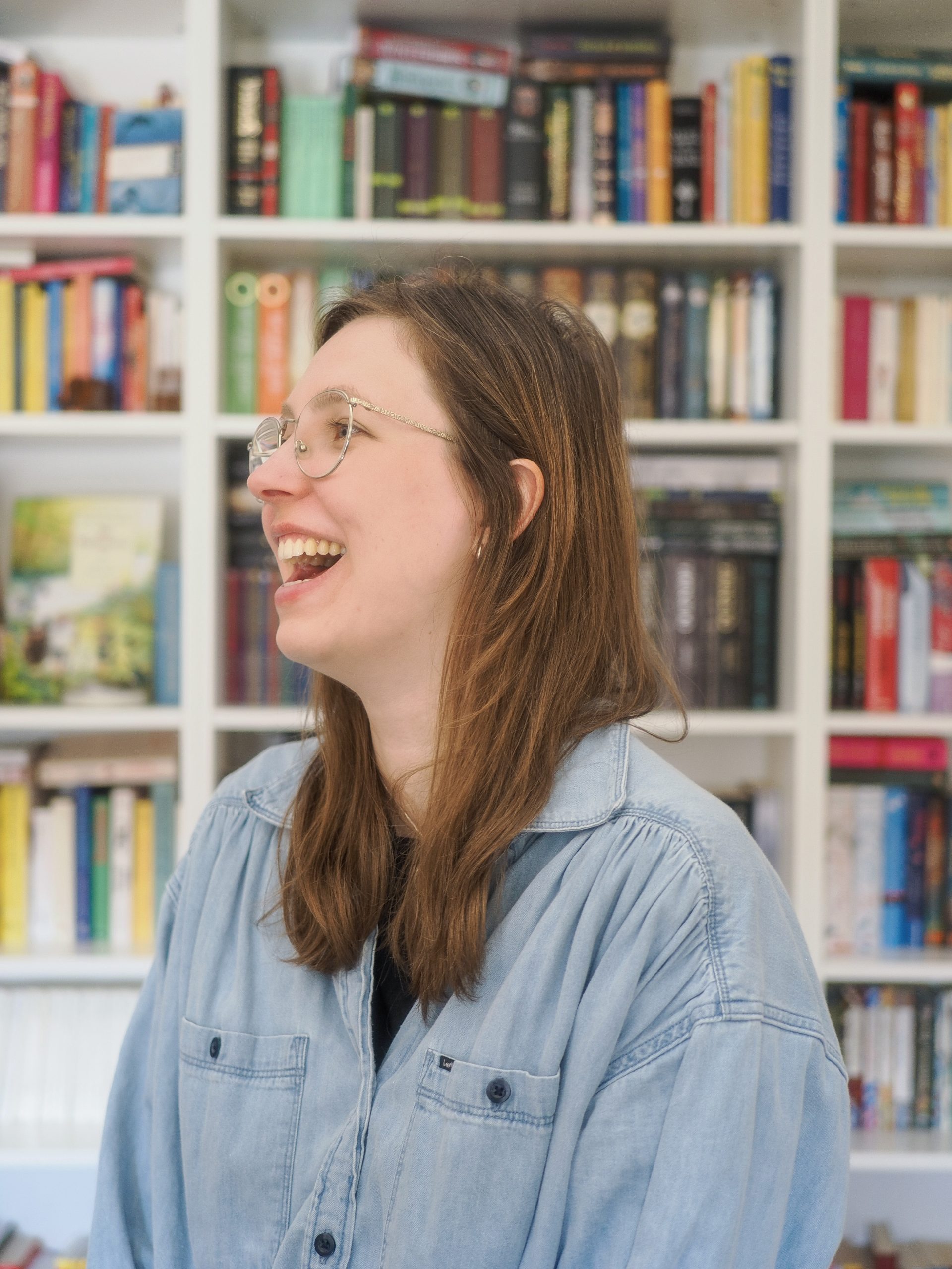 Rike Niemann Porträt Foto vor Bücherregal - Freiberufliche Texterin und Online-Marketing-Managerin
